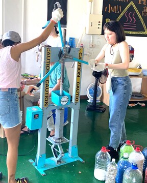 在台灣綠島的塑膠射出成型機復刻板 injection molding machine